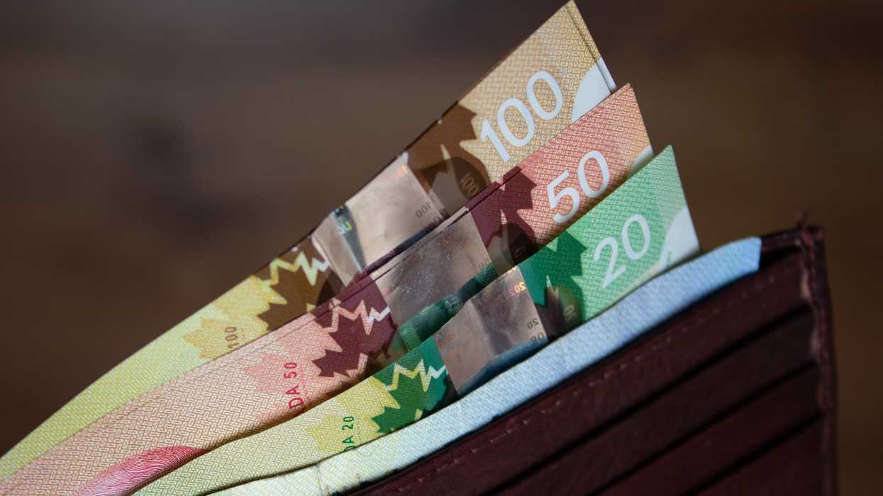 De l’argent canadien dans un porte-feuille.