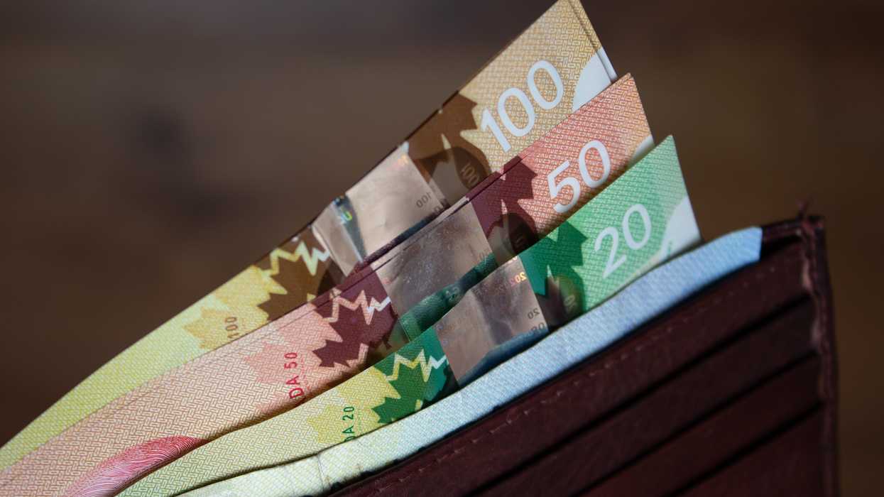 De l’argent canadien dans un porte-feuille.