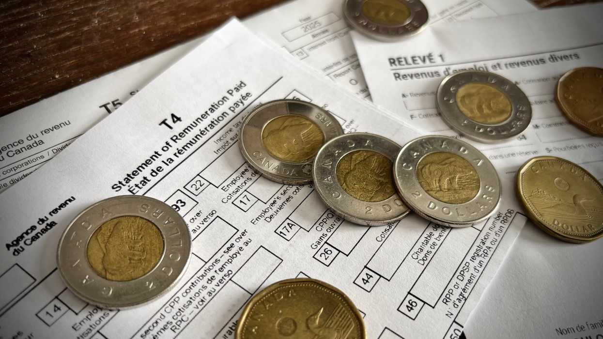 De l’argent canadien et des feuillets fiscaux.