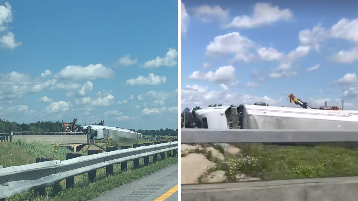 Débris de l'accident sur l'autoroute 20.