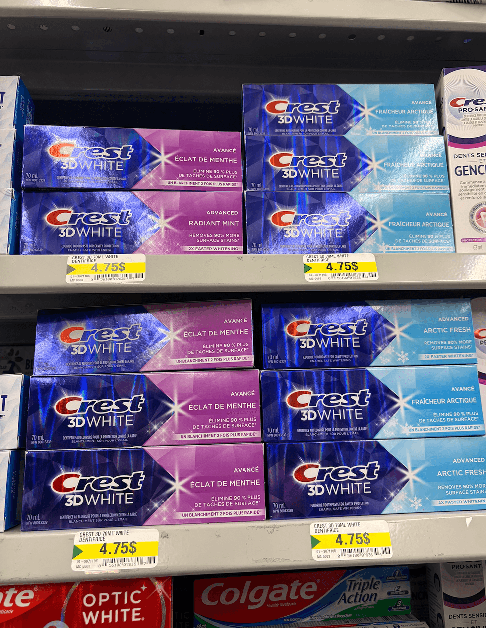 Dentifrices Crest 3D white sur les tablettes du Dollarama.