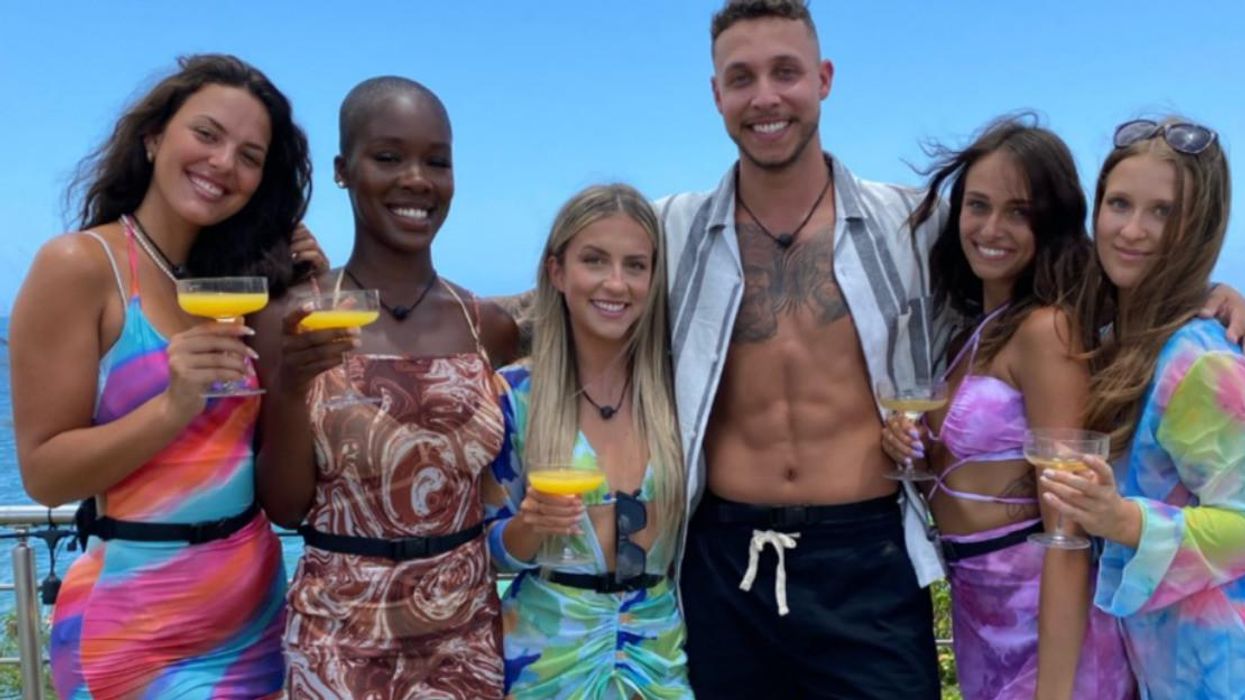 Derek et les filles de L'île de l'amour.