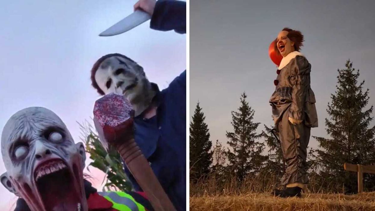 Des acteurs dans le labyrinthe hanté de nuit. Un clown dans le labyrinthe hanté de nuit.