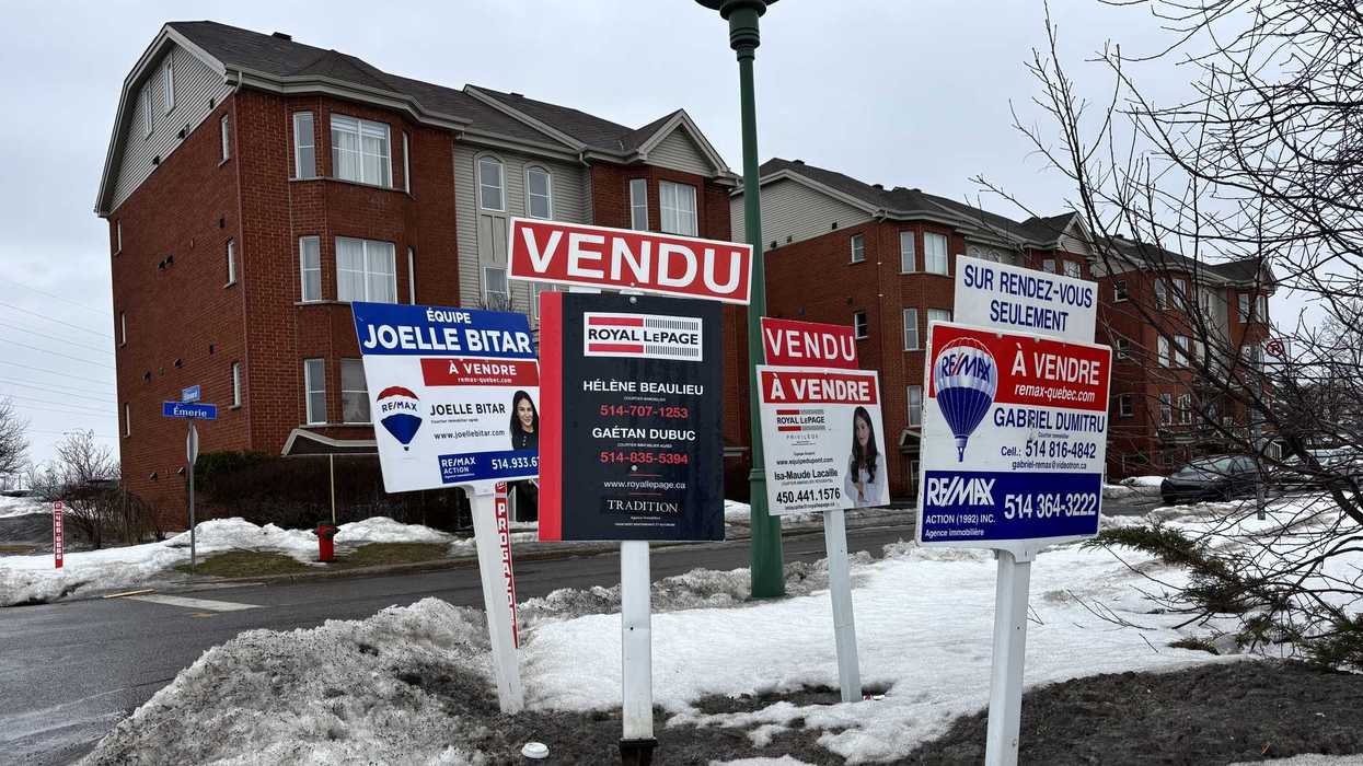 Des affiches « à vendre » et « vendu ».