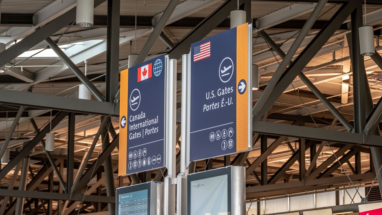 Des affiches bilingues dans un aéroport canadien.