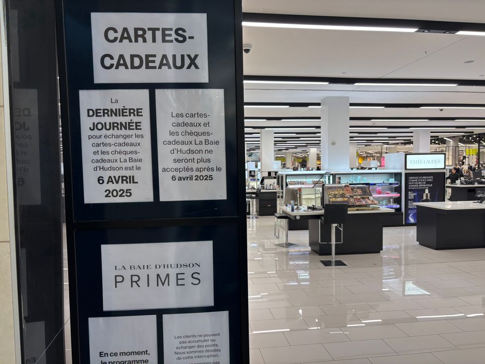 Des affiches de liquidation d'un La Baie de la Rive-Sud de Montr\u00e9al, dimanche le 23 mars 2025.