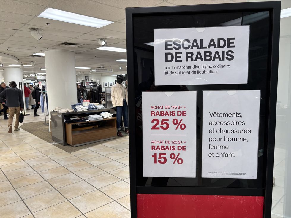 Des affiches de rabais.