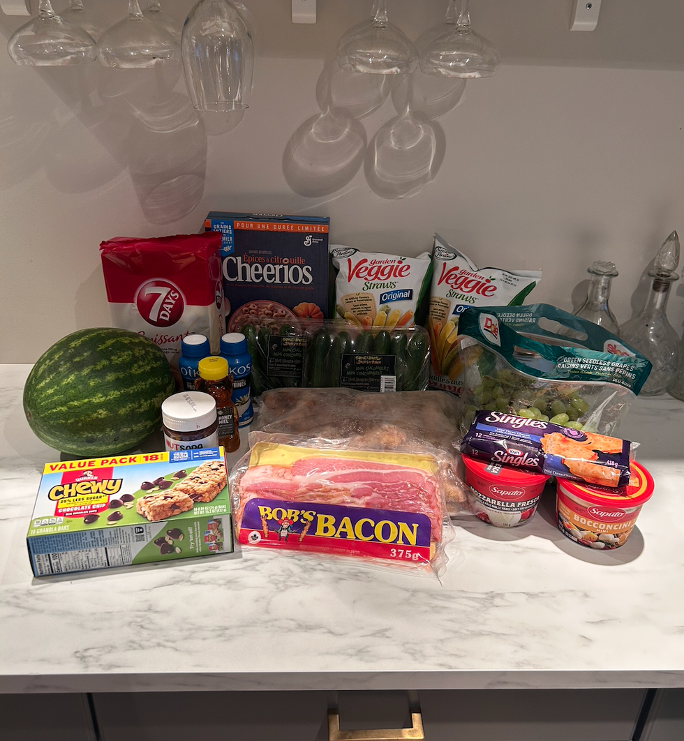 Des aliments achet\u00e9s \u00e0 l'\u00e9picerie Liquidation Marie, dispos\u00e9s sur un comptoir.