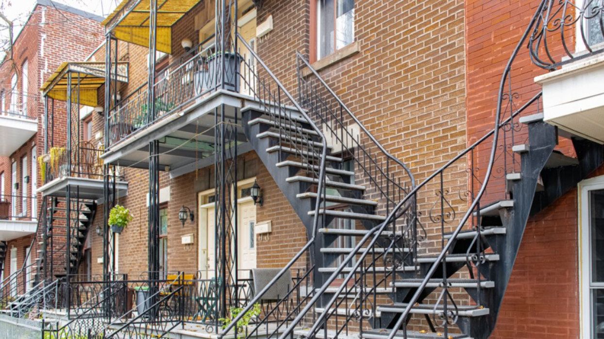 Des appartements avec escaliers extérieurs à Montréal.