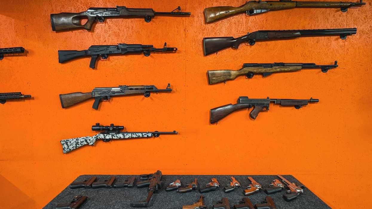 Des armes à feu.