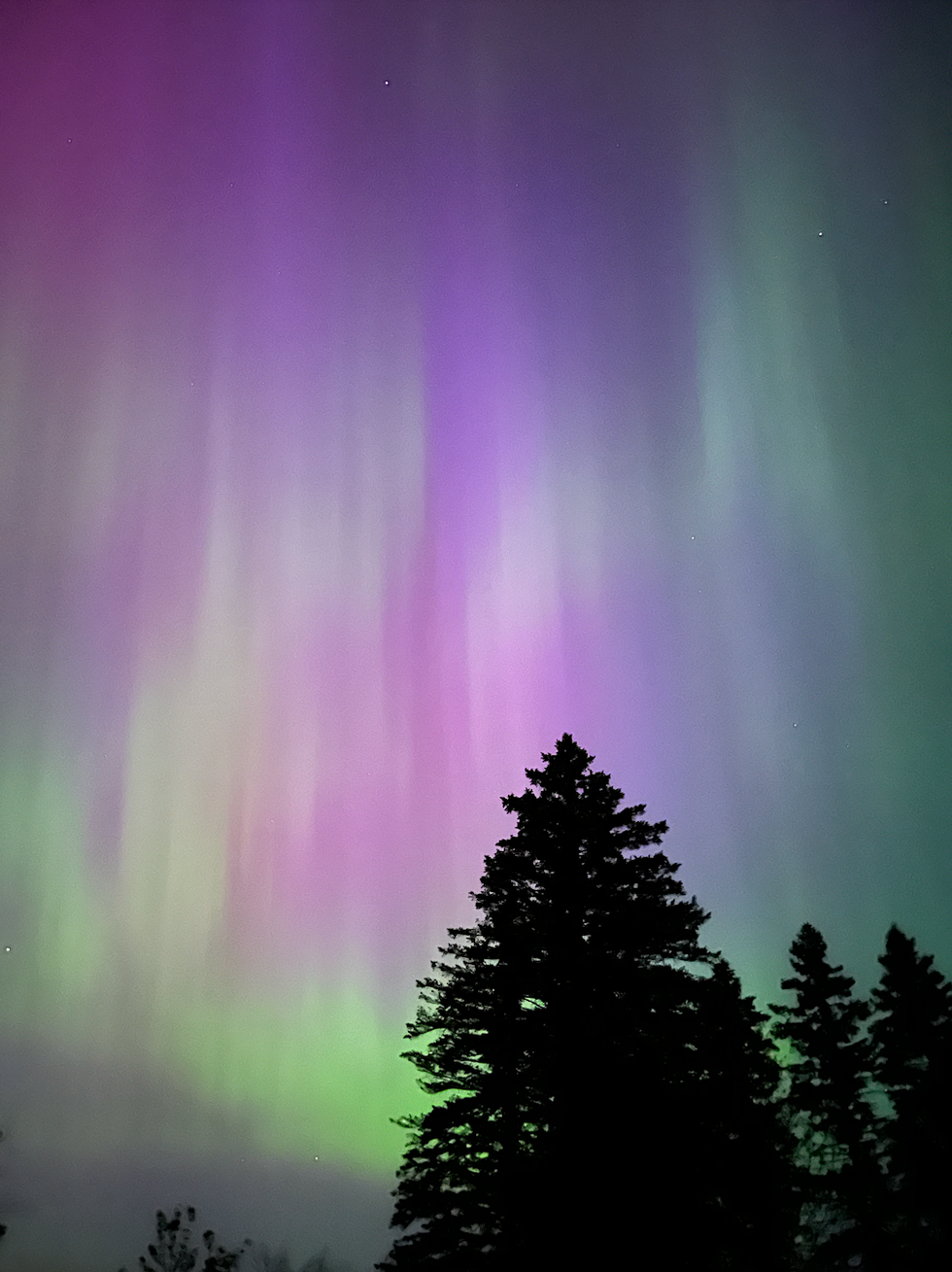 Des aurores bor\u00e9ales dans le ciel