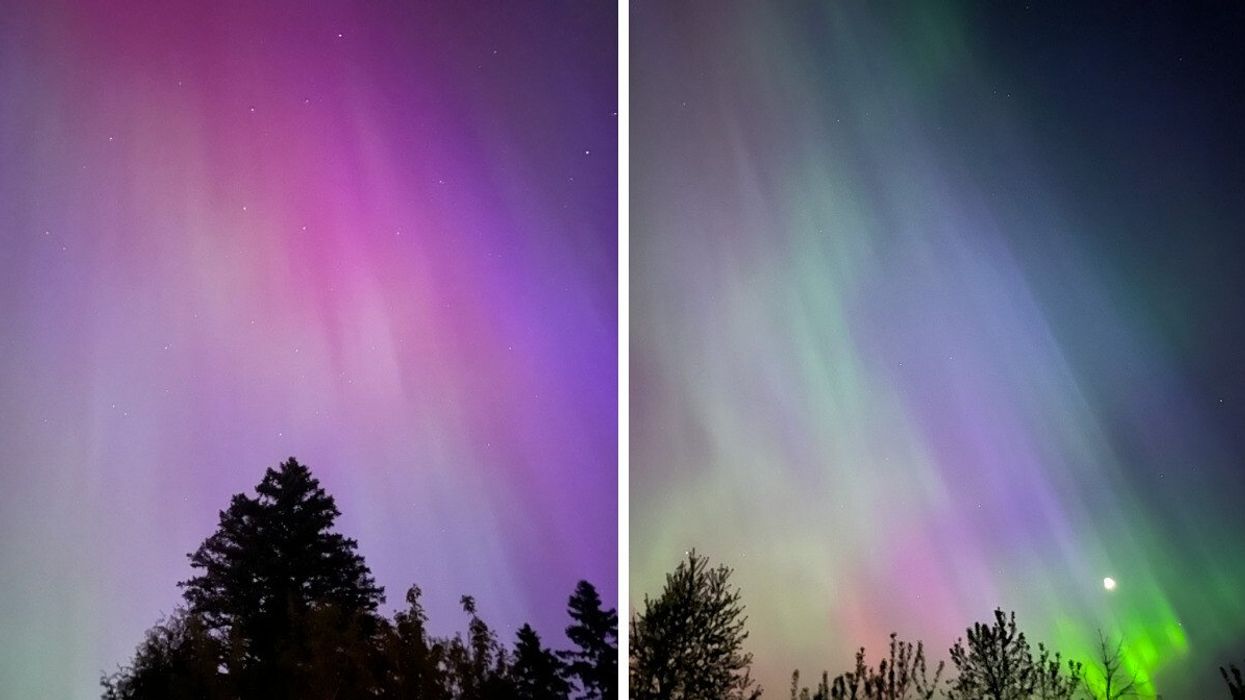 Des aurores boréales mauves et roses dans le ciel. Droite : Des aurores boréales mauves et vertes dans le ciel.