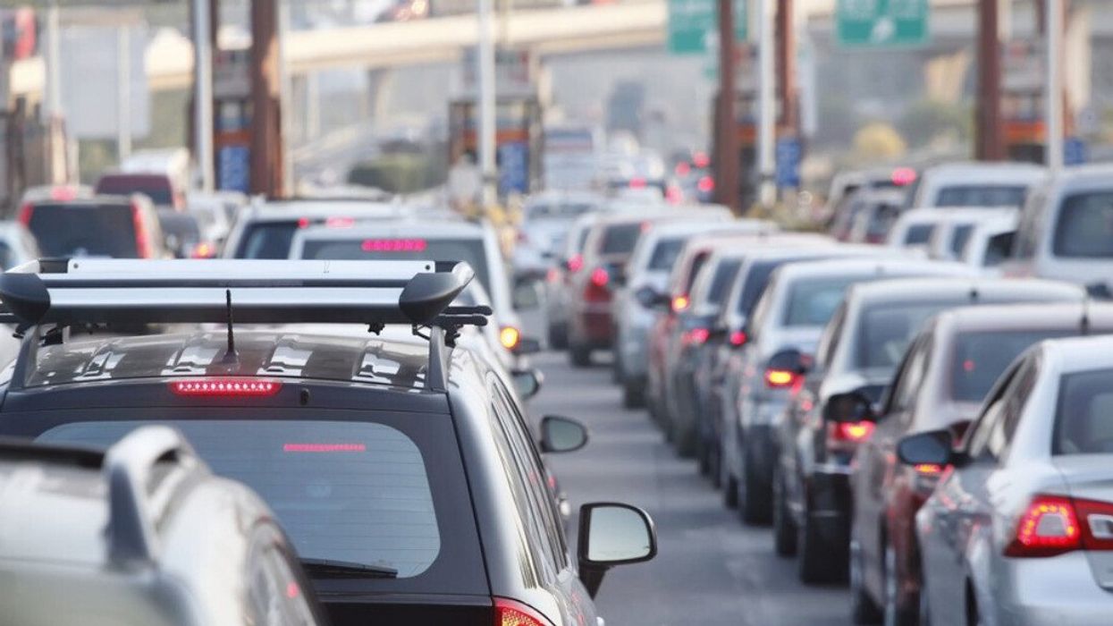 Des autos dans un embouteillage sur la route.