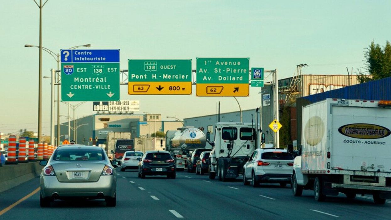 Des autos et des camions circulent dans le trafic sur une autoroute à Montréal.