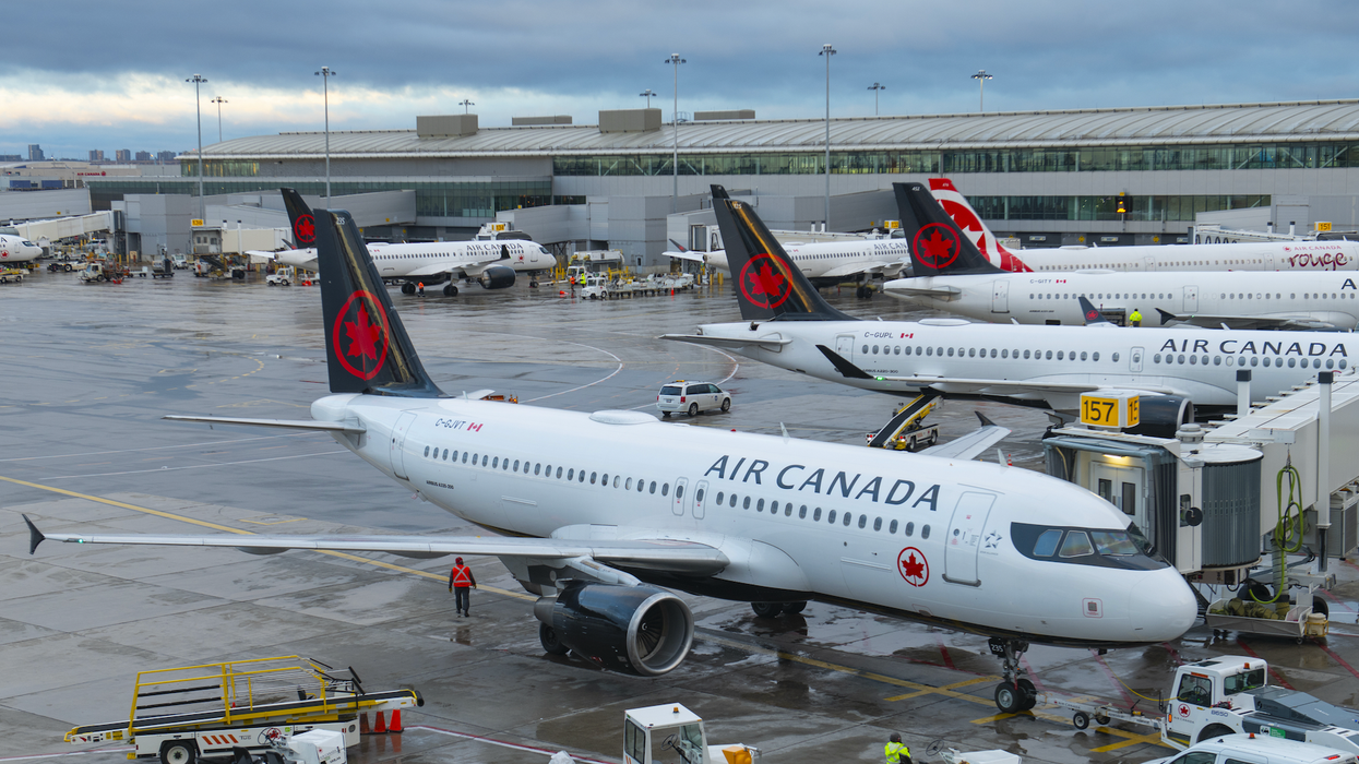 Des avions d'Air Canada sur le tarmac d'un aéroport.