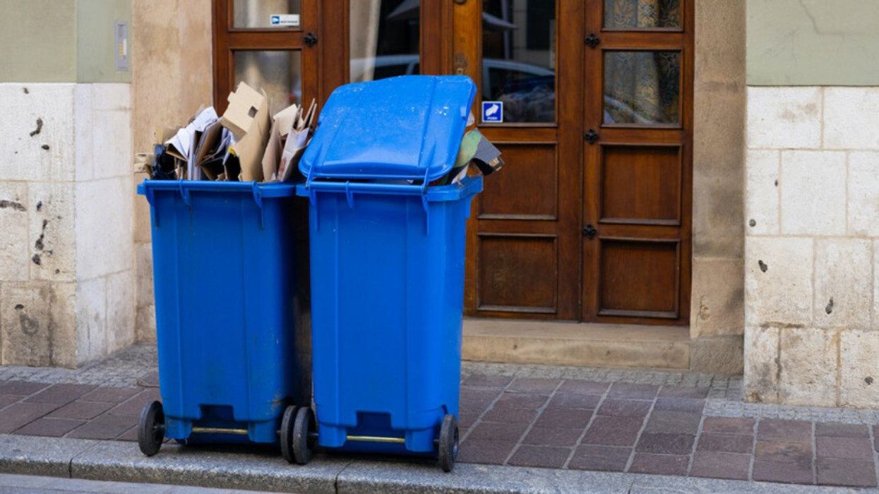 Des bacs de récupération bleus.