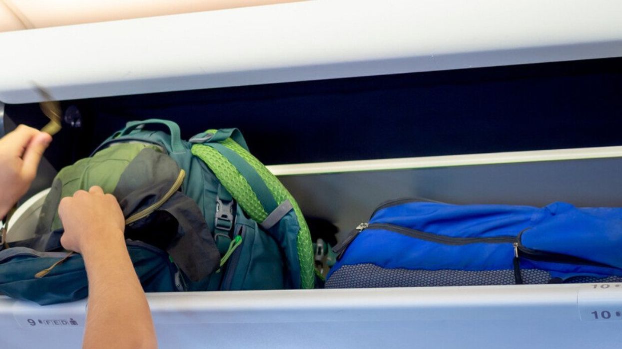 Des bagages dans le coffres à bagages supérieur d'un avion.