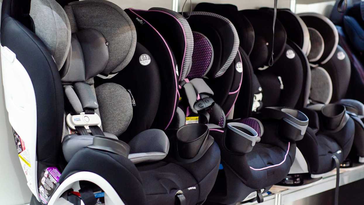 Des bancs d'auto pour bébé.