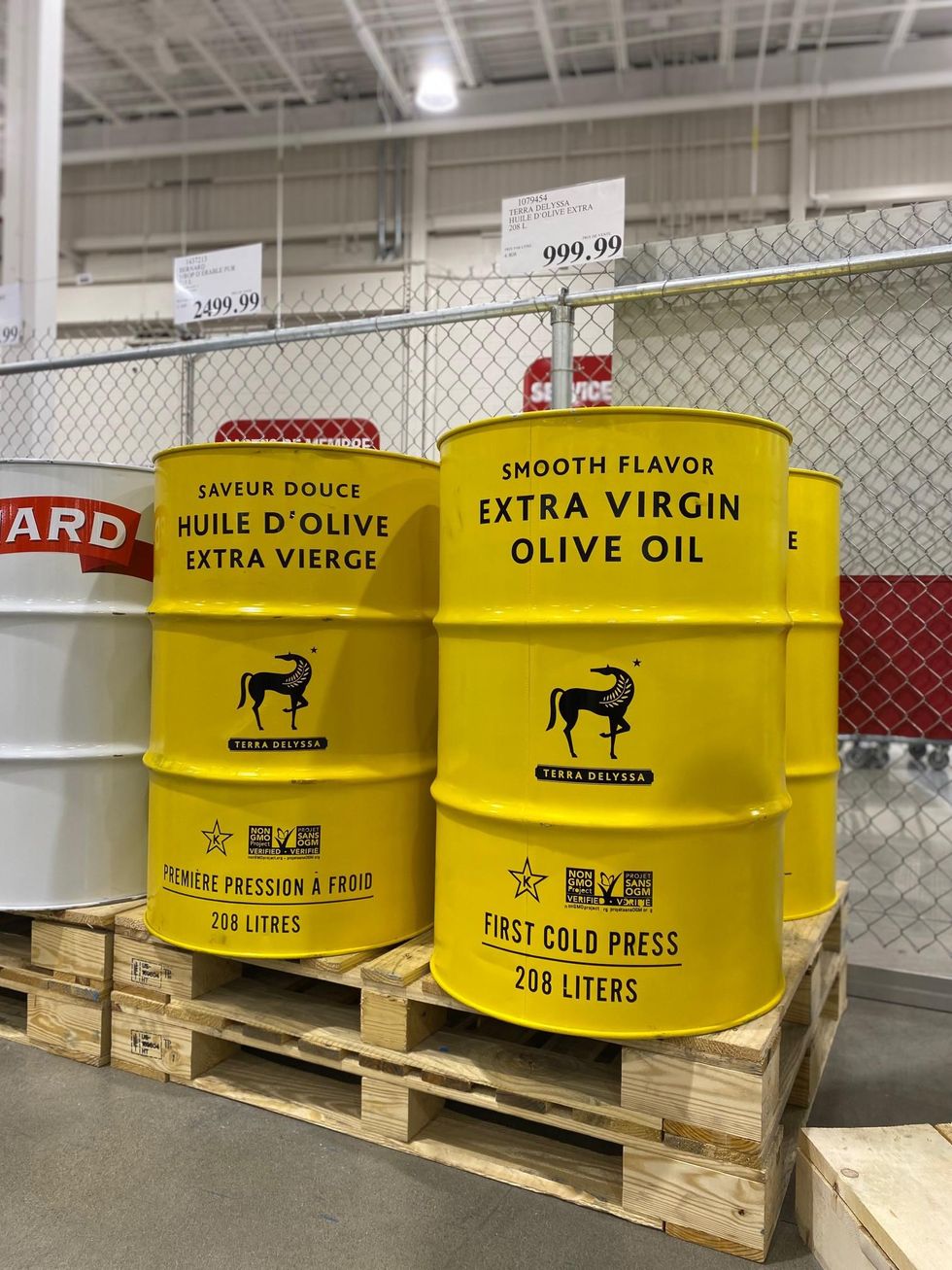 Des barils d'huile d'olive.