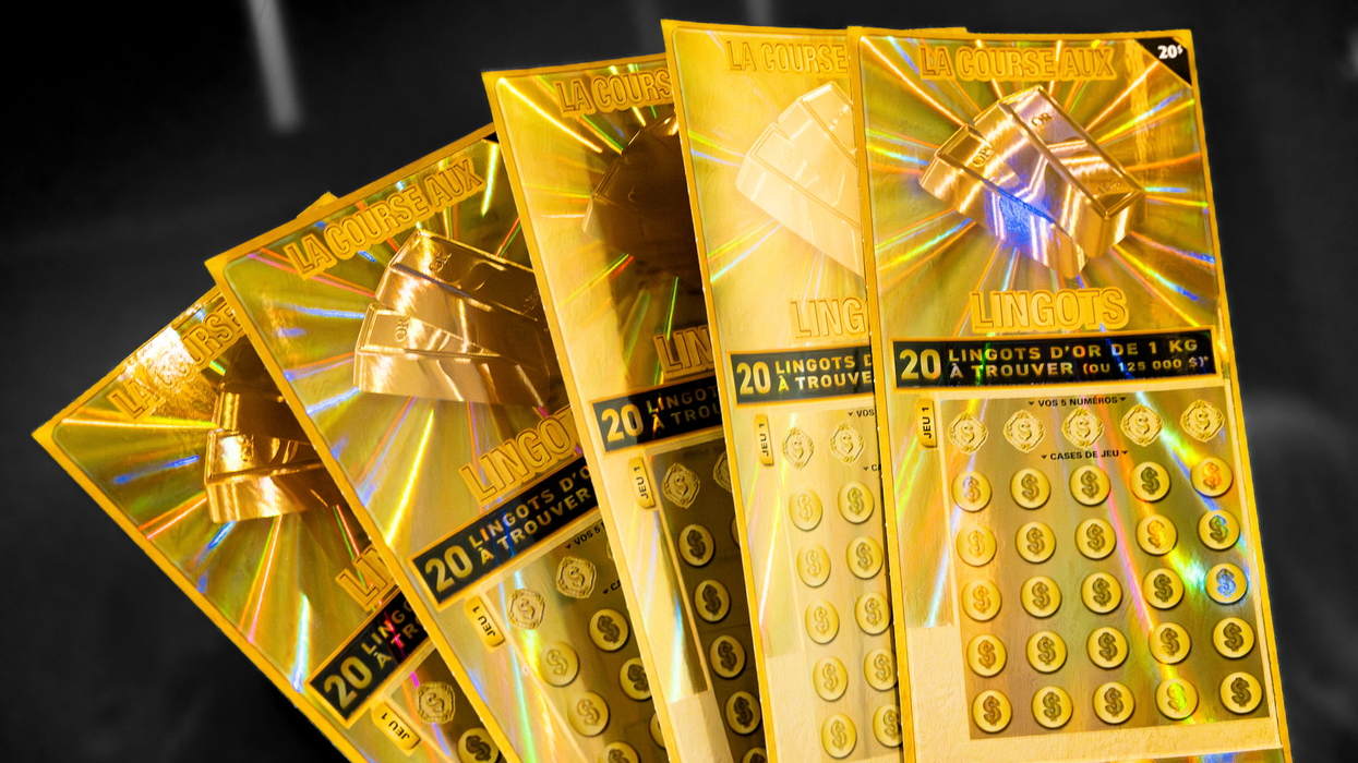 Des billets à gratter en or doré.