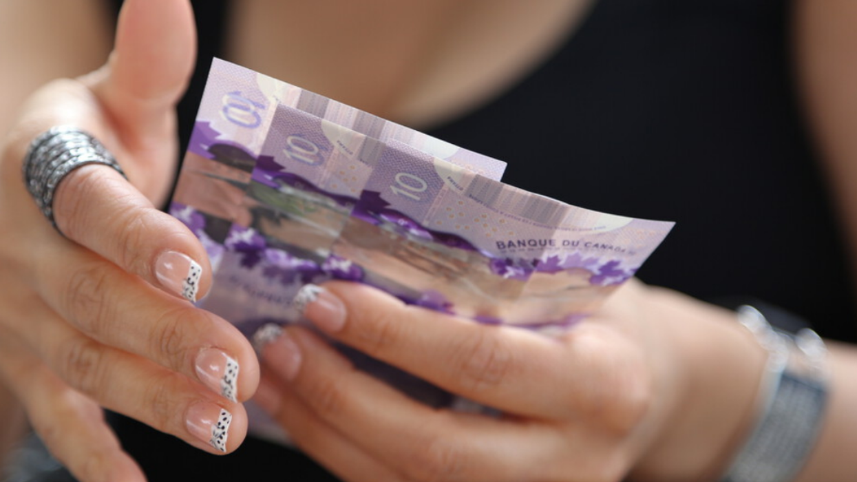 Des billets canadiens.