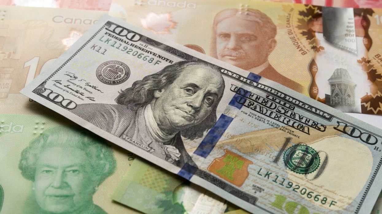 Des billets d'argent canadien et américain.