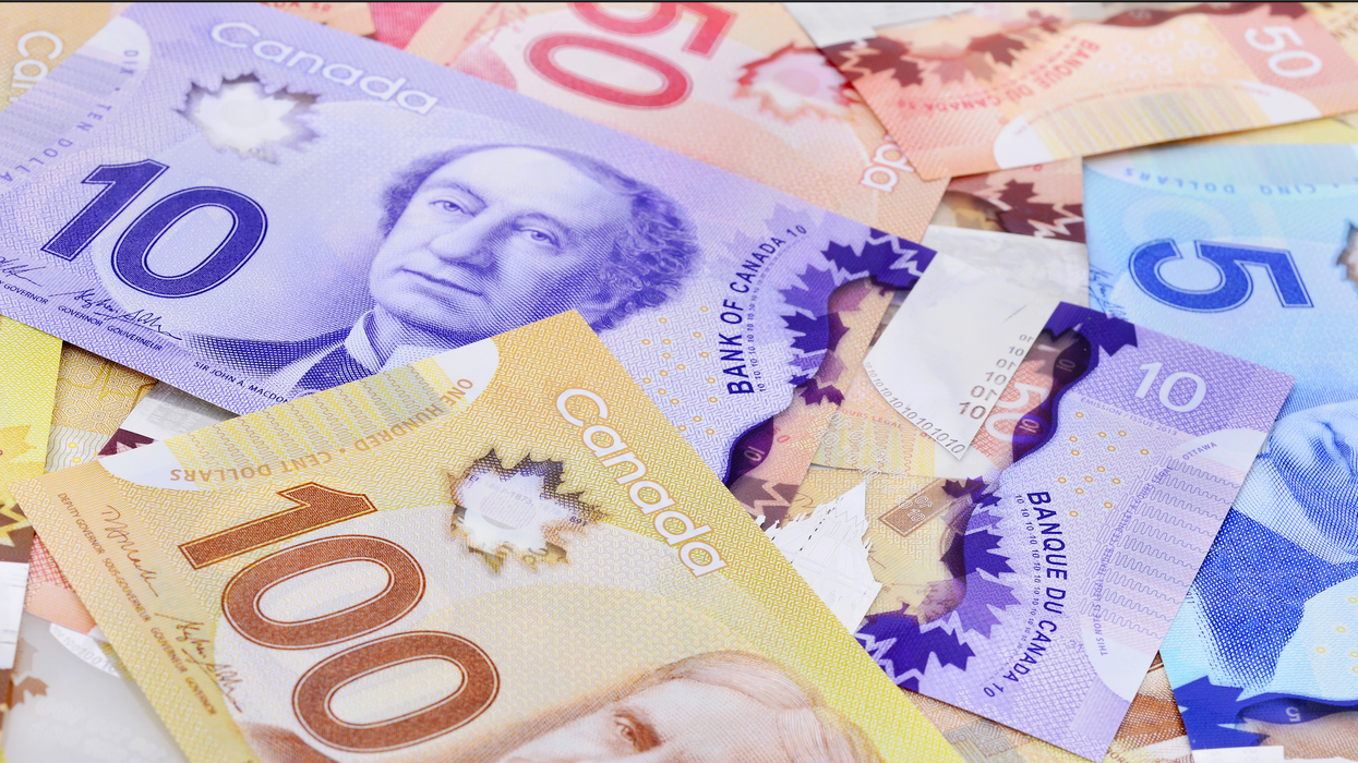 Des billets d'argent étalés sur une surface plane.