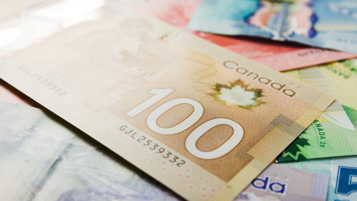 Des billets de 100 $, 50 $, 20 $, 10 $ et 5 $ étalés sur une surface plane.