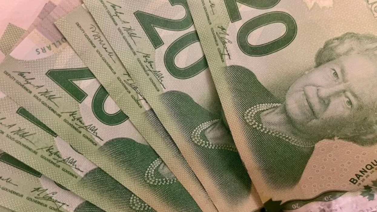 Des billets de 20 $, en argent canadien.