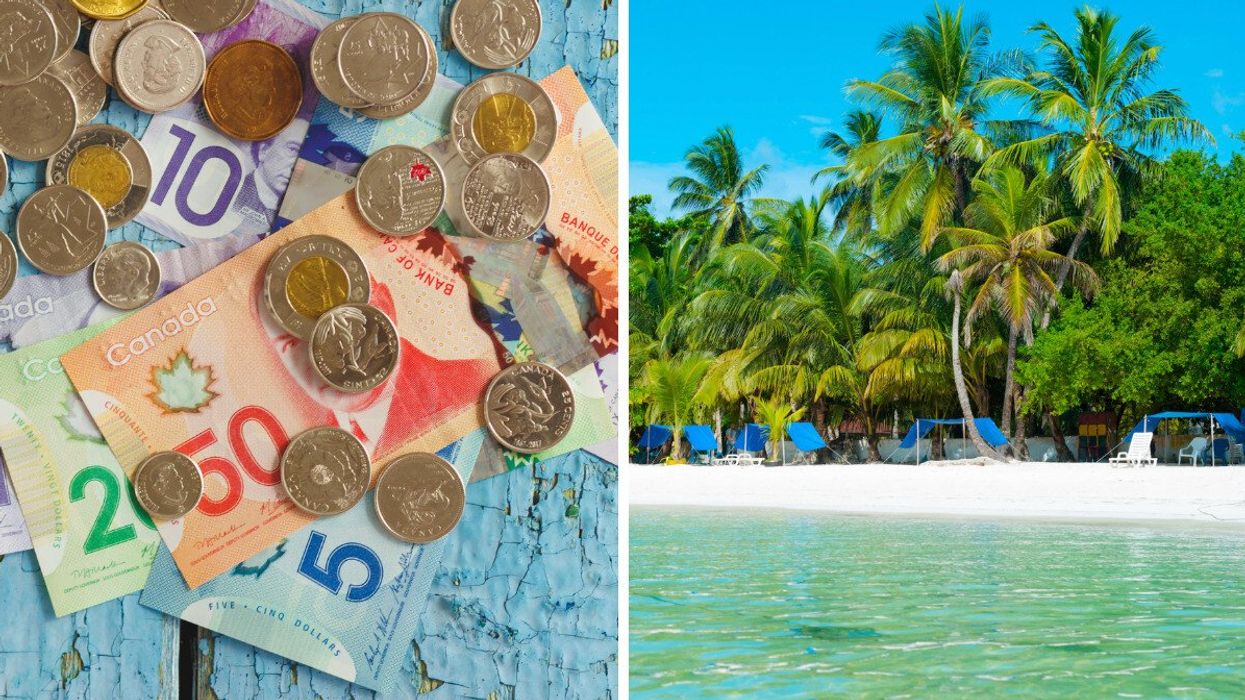 Des billets de 5 $, 10 $, 20 $ et 50 $ avec de la monnaie dispensée. Droite : un palmier et une plage de sable blanc en Colombie.