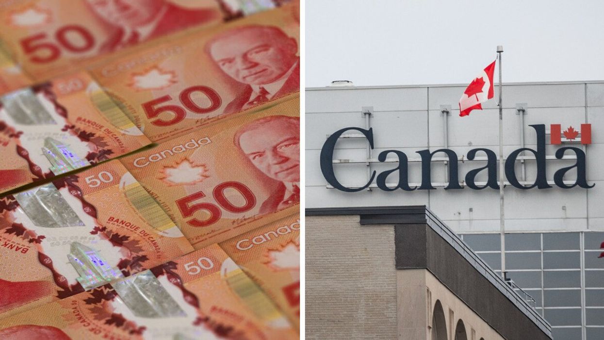 Des billets de 50 $ étalés sur une surface plane. Droite : Un drapeau du Canada devant une enseigne du gouvernement du Canada.