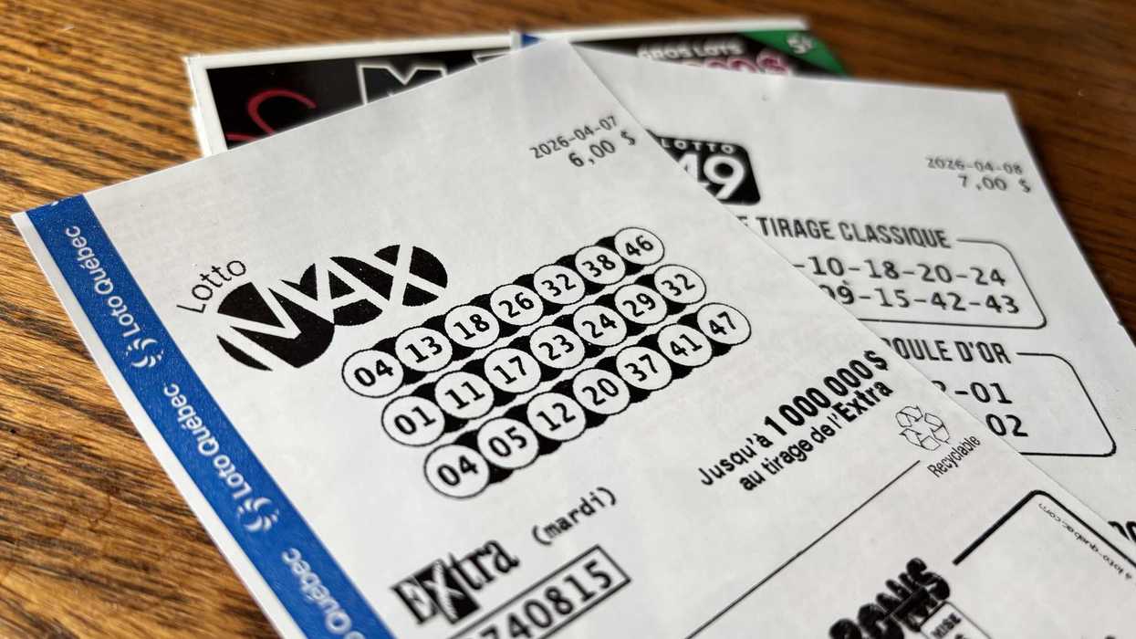 Des billets de loterie.