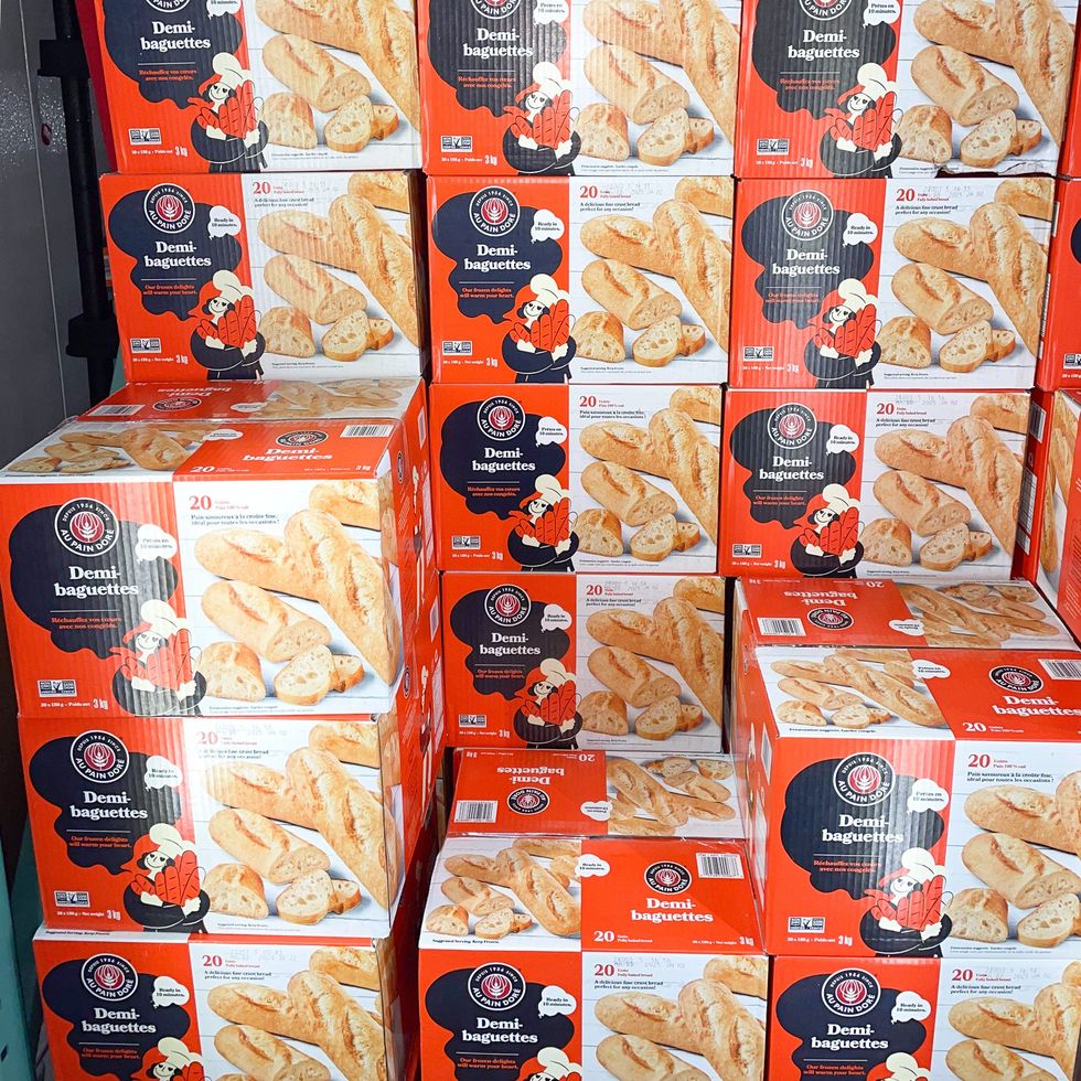 Des bo\u00eetes de demi-baguettes surgel\u00e9es dans un cong\u00e9lateur au Costco.