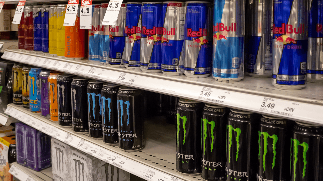 Des boissons énergisantes sur les tablettes d'un commerce.
