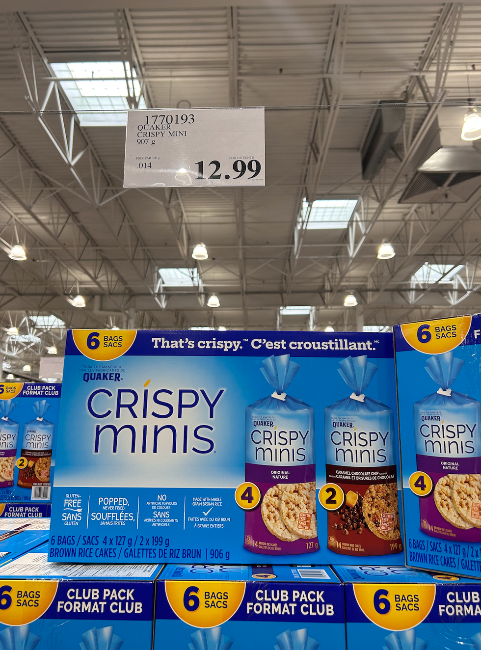 Des boites de Crispy Mini de Quaker en vente dans un Costco.