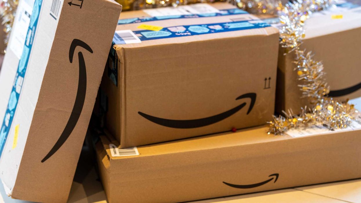 Des boîtes de livraison Amazon avec des guirlandes de Noël.
