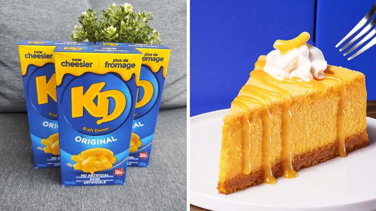 Des boîtes de macaroni au fromage Kraft Dinner. Droite : Le gâteau au macaroni au fromage KD.