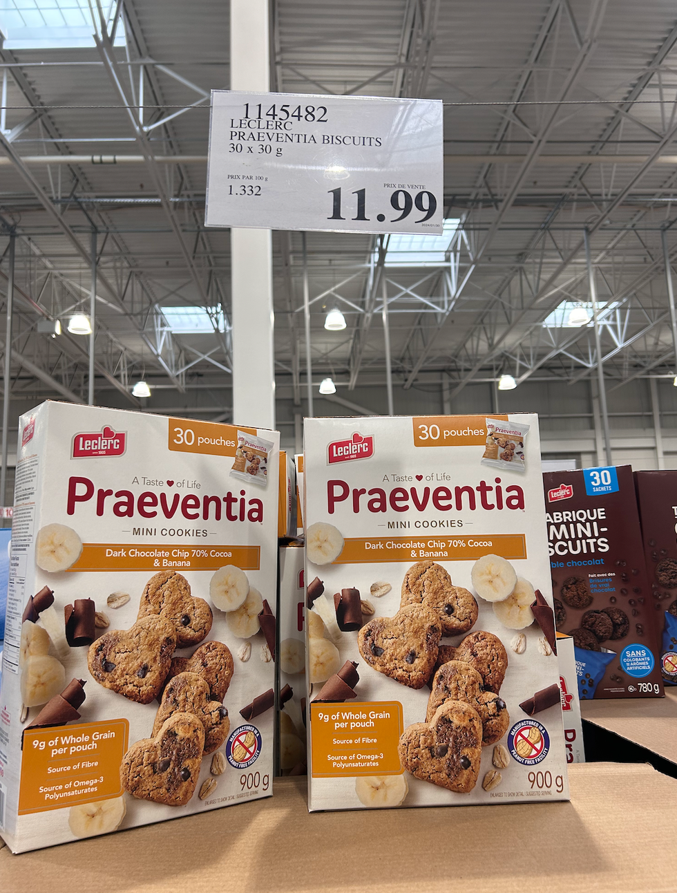 Des boites de Mini cookies Praeventia Leclerc en vente dans un Costco.