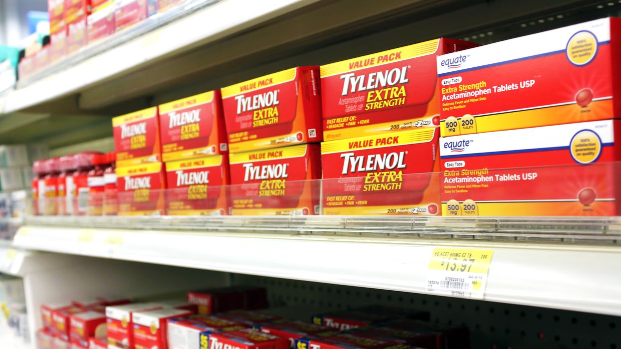 Des boites de Tylenol à la pharmacie.