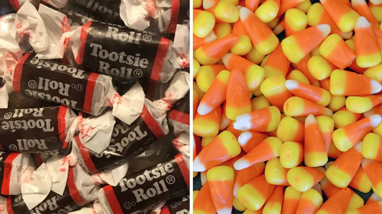 Des bonbons de la marque Tootsie Roll dispersés sur une surface place. Droite : des bonbons en forme de grains de maïs dispersés sur une surface plane.