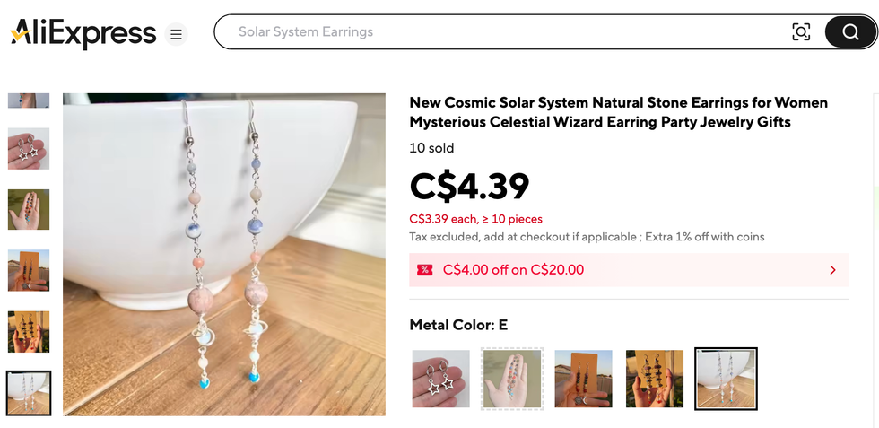 Des boucles d'oreilles qui repr\u00e9sentent le Syst\u00e8me Solaire.