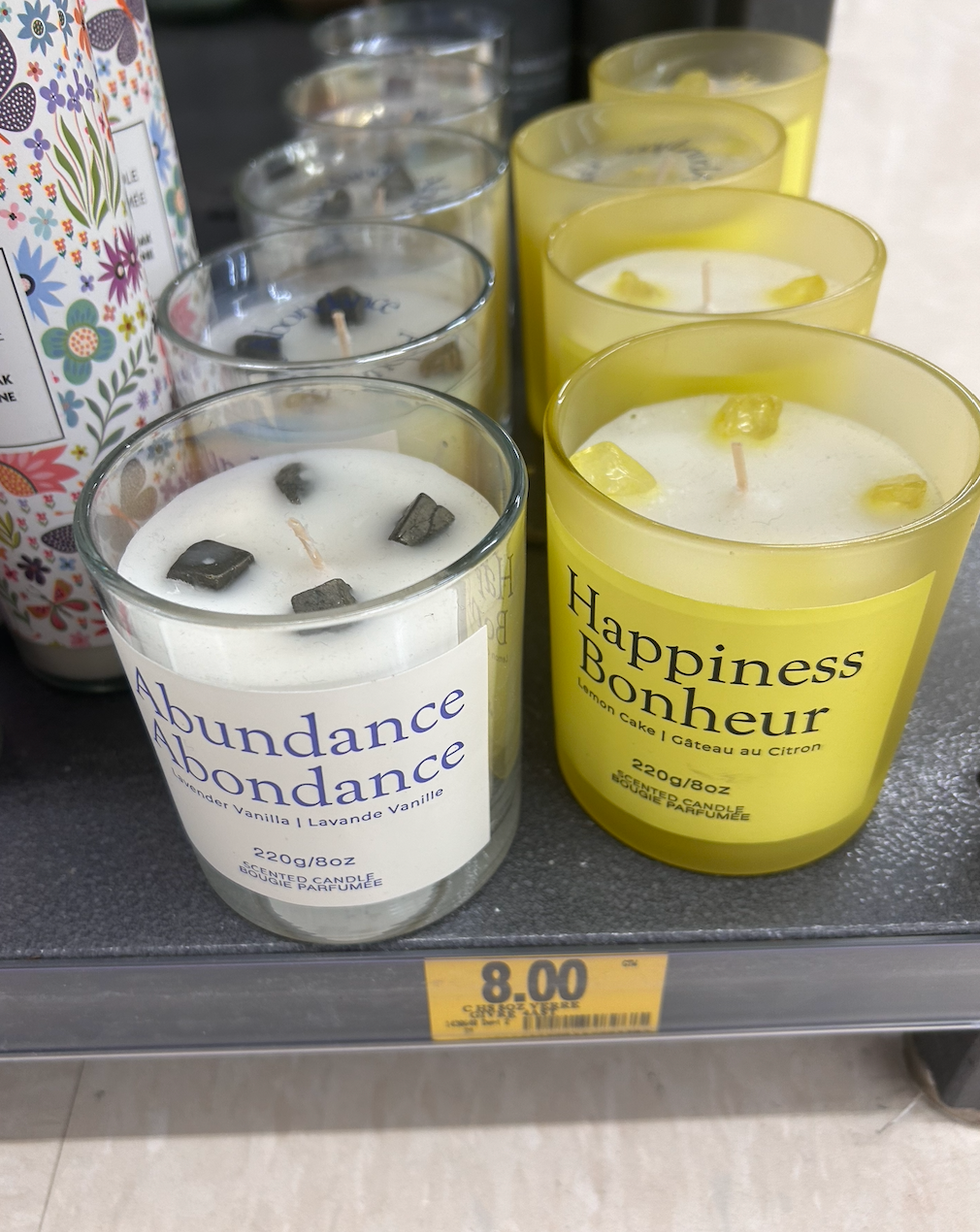 Des bougies parfum\u00e9es incrust\u00e9es de pierres sur les tablettes du Tigre G\u00e9ant.