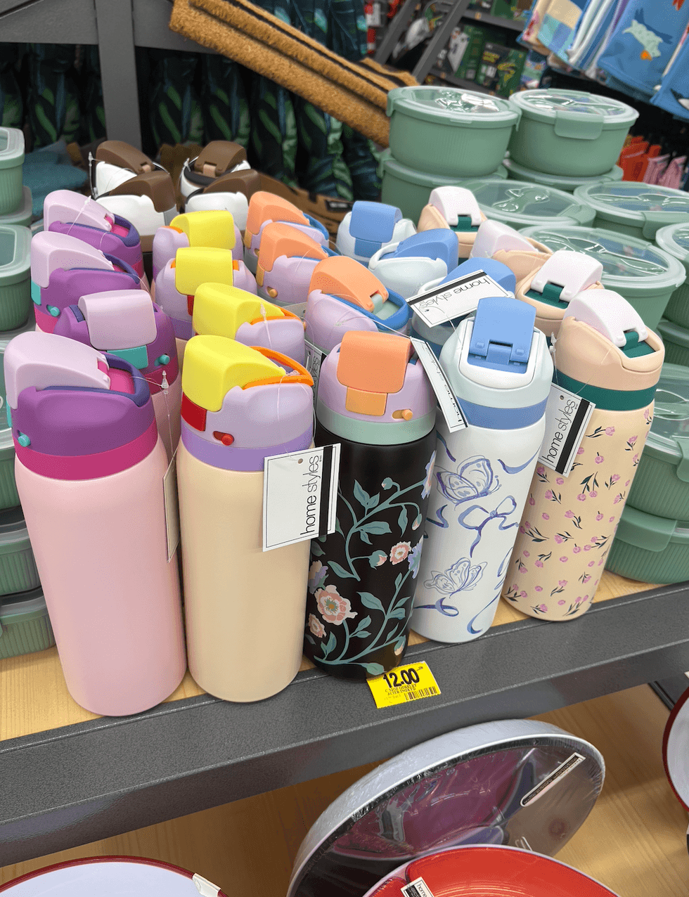 Des bouteilles color\u00e9es rappelant le style de la marque Owala au Tigre G\u00e9ant.