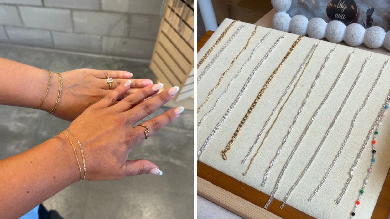 Des bracelets permanents. Droite : les chaînes qui servent à concevoir les bracelets permanents.