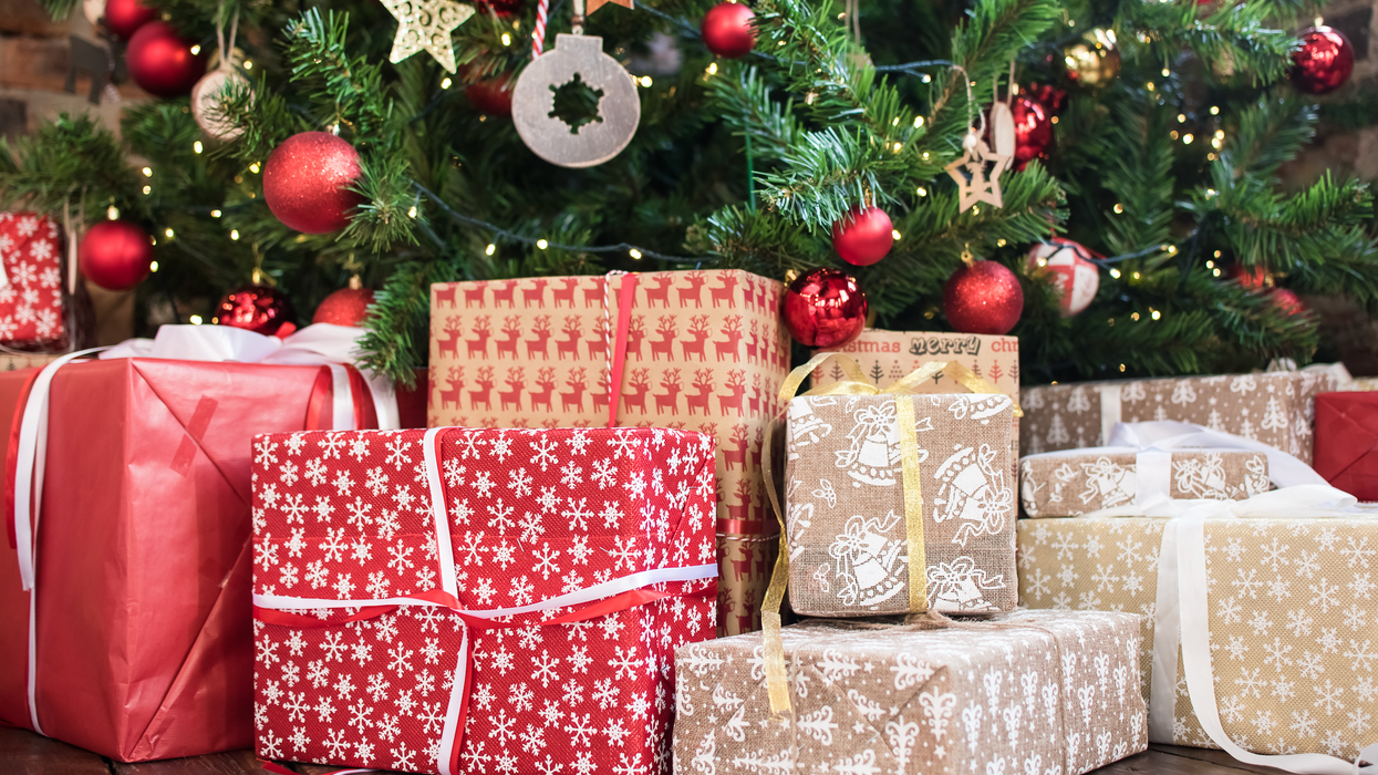 Des cadeaux emballés sous un sapin de Noël.