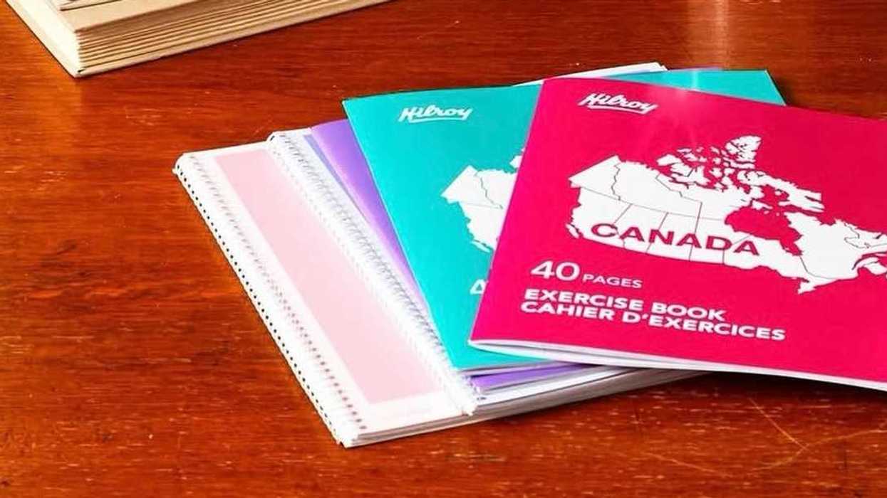 Des cahiers Canada à la couverture glacée de marque Hilroy.
