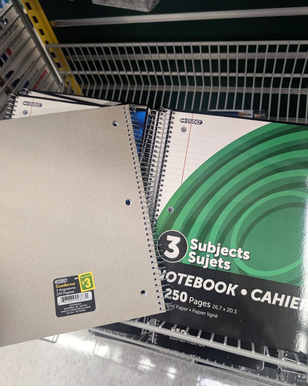 Des cahiers de notes 3 sujets \u00e0 250 feuilles lign\u00e9es vendus dans la rang\u00e9e des fournitures scolaires chez Dollarama.
