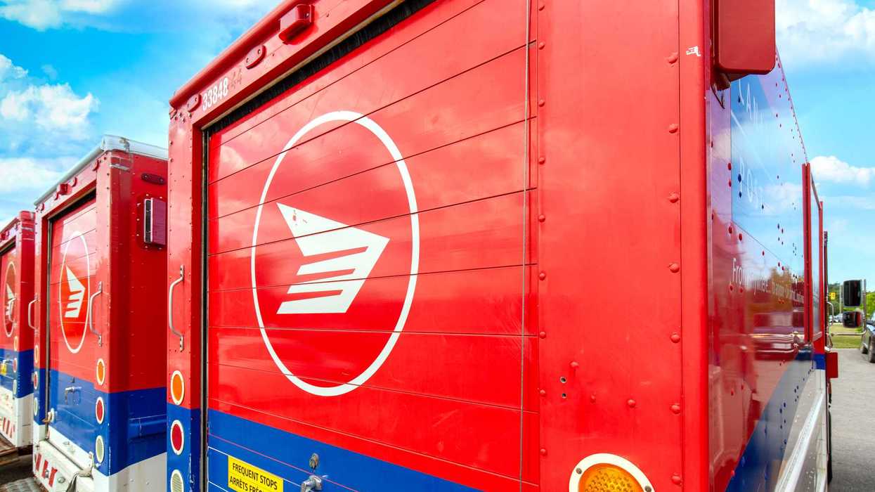 Des camions de Postes Canada.
