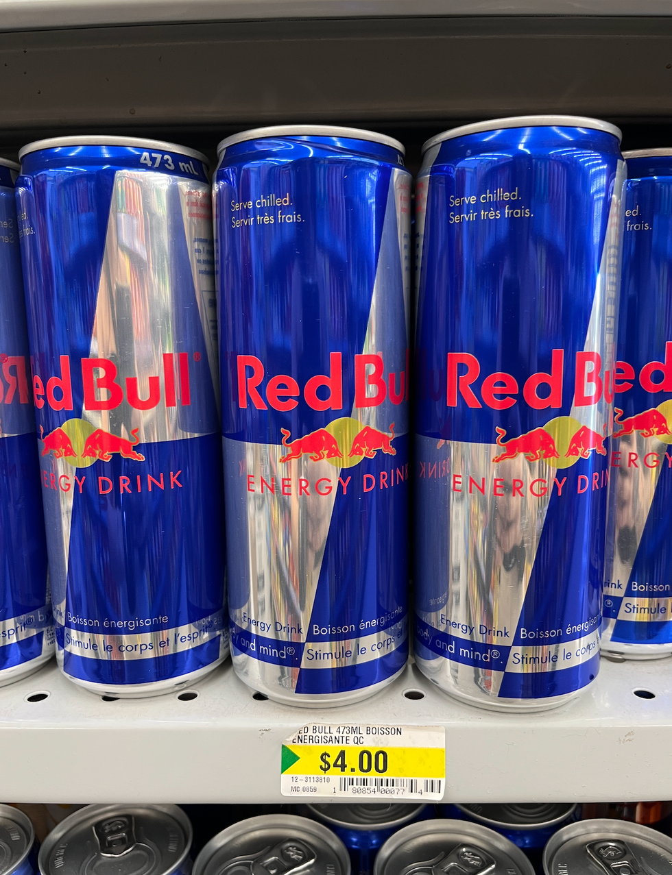 Des canettes bleues et m\u00e9talliques Red Bull au Dollarama.