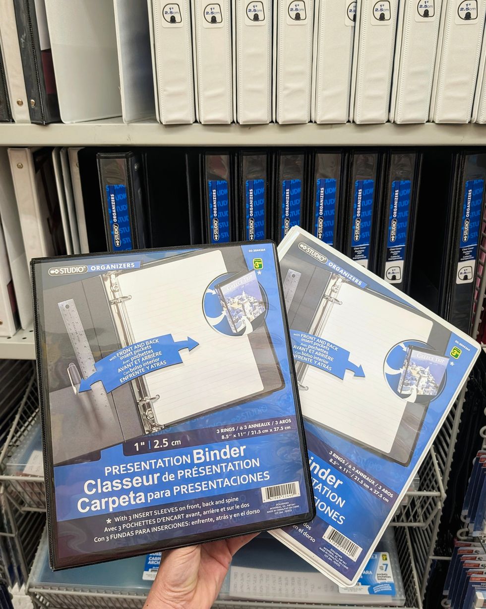 Des cartables 1 po noir et blanc vendus dans la rang\u00e9e des fournitures scolaires chez Dollarama.